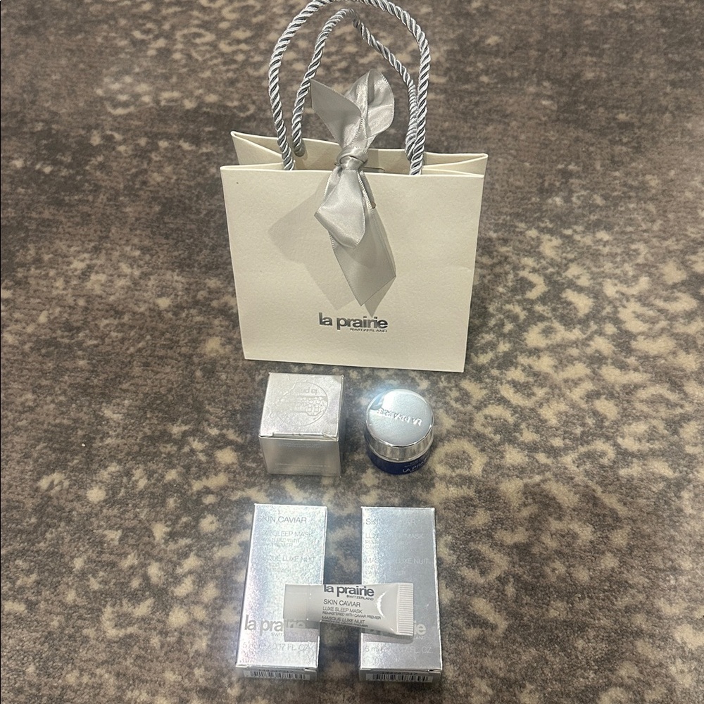 LA PRAIRIE BAG, 3 CAVIAR SLEEP MASK 1 JAR
2 TUBES